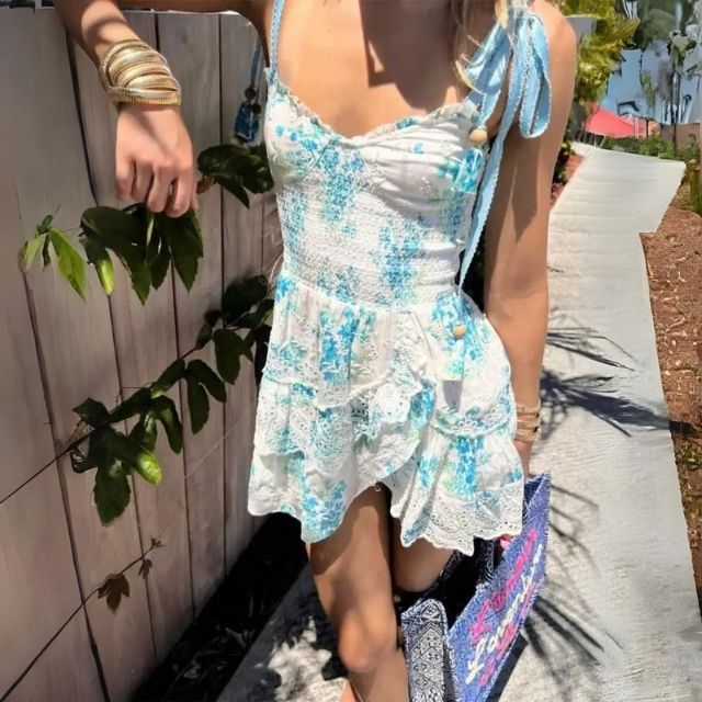 Gespreide jurk met kant en bloemenaccenten