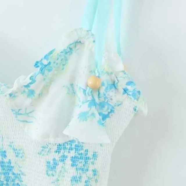 Gespreide jurk met kant en bloemenaccenten