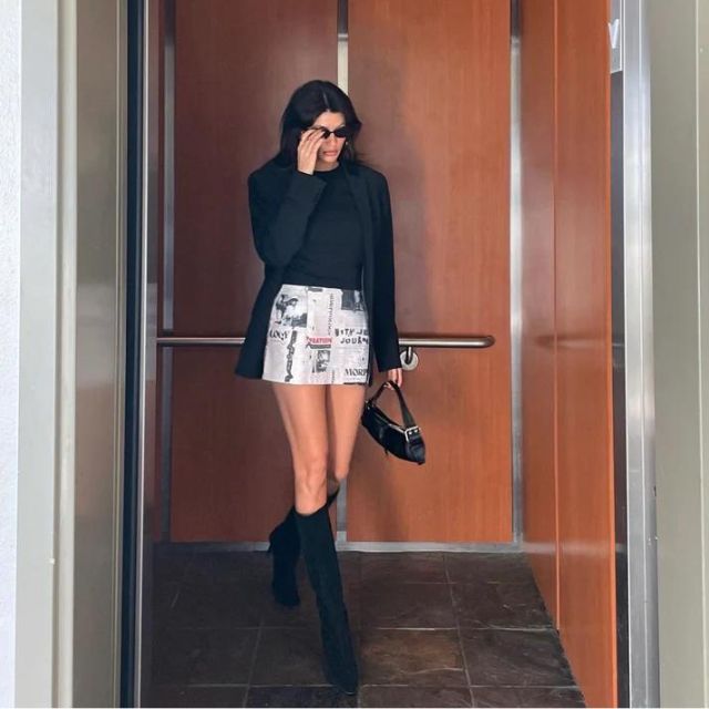 Off-the-shoulder playsuit met krantenprint