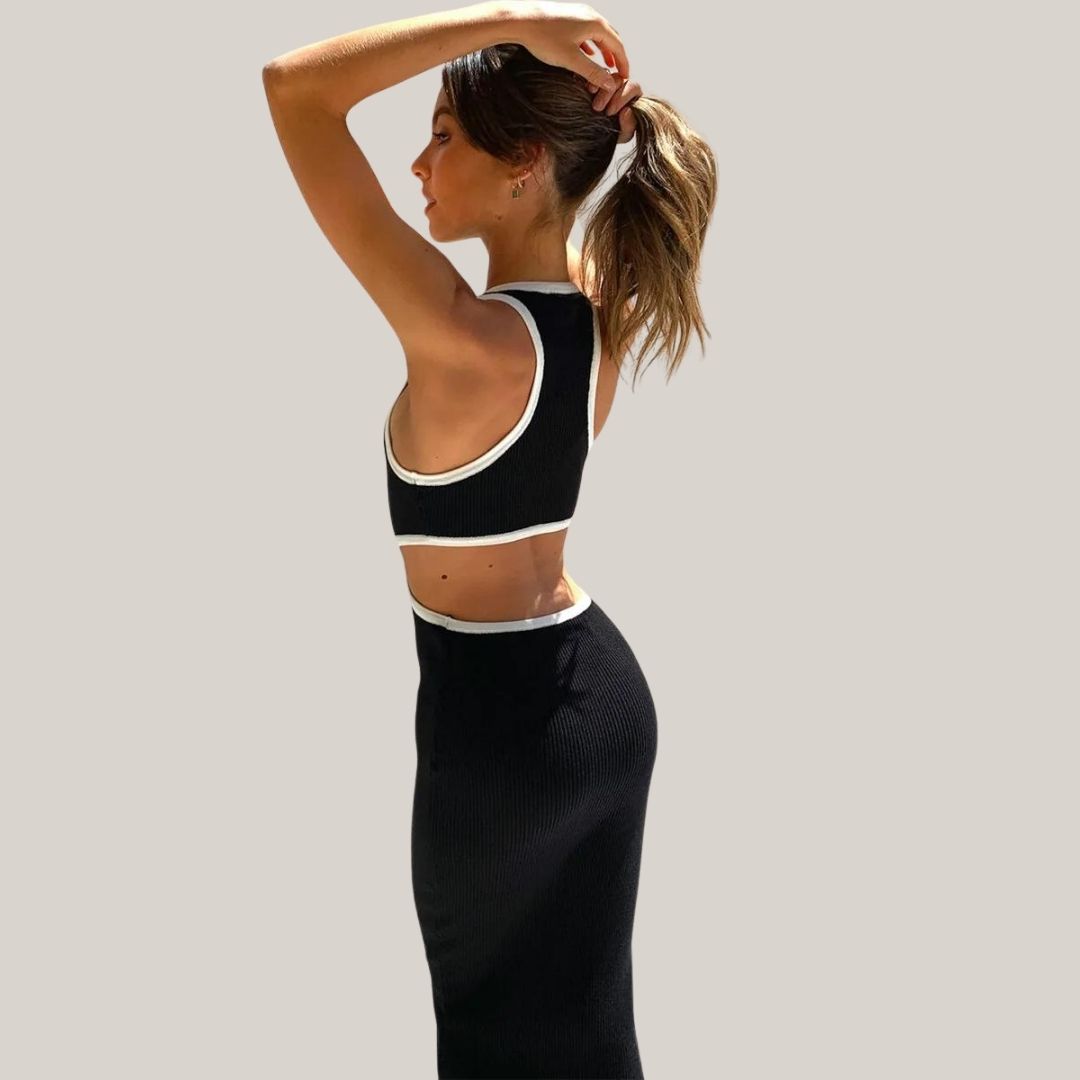 Moderne ribgebreide midi-jurk met cut-out detail