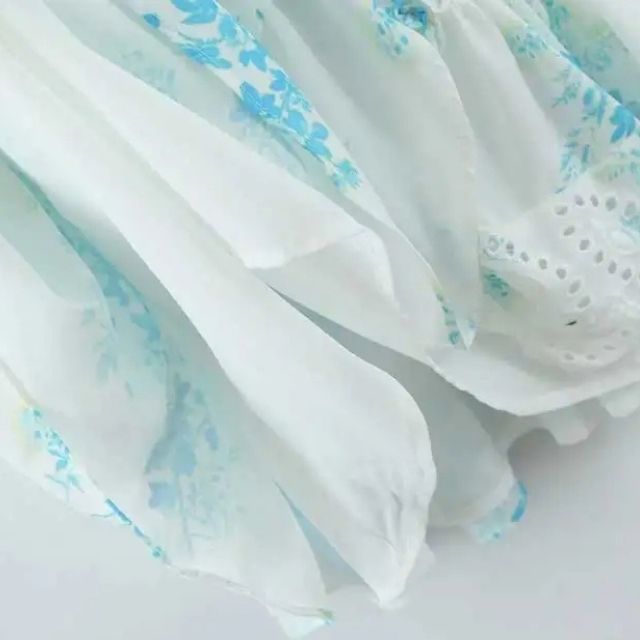 Gespreide jurk met kant en bloemenaccenten