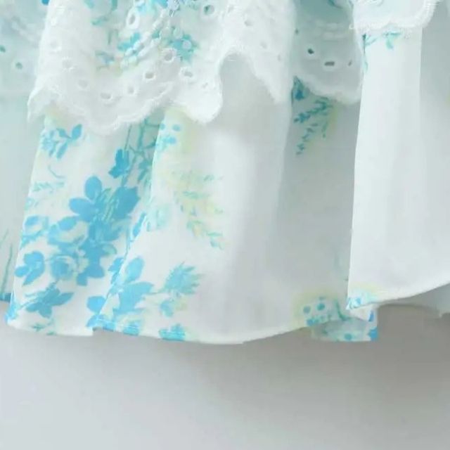 Gespreide jurk met kant en bloemenaccenten