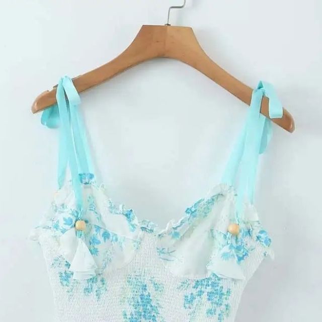 Gespreide jurk met kant en bloemenaccenten