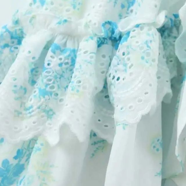 Gespreide jurk met kant en bloemenaccenten