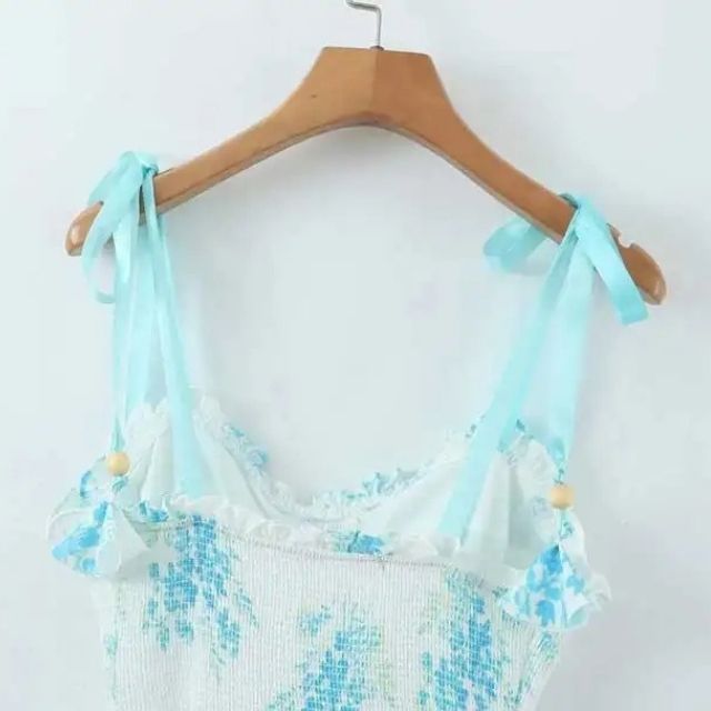 Gespreide jurk met kant en bloemenaccenten