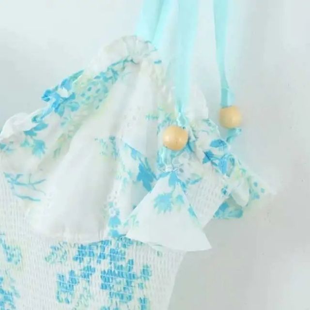 Gespreide jurk met kant en bloemenaccenten