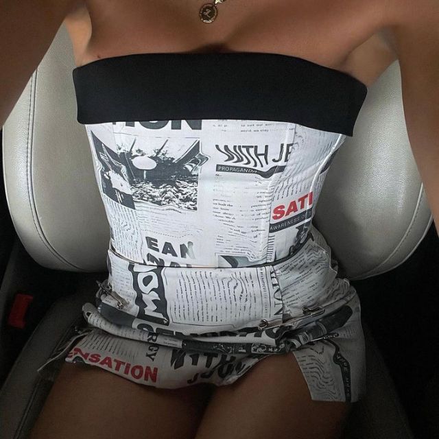 Off-the-shoulder playsuit met krantenprint