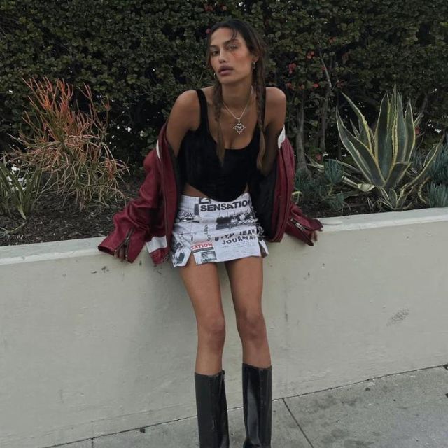 Off-the-shoulder playsuit met krantenprint