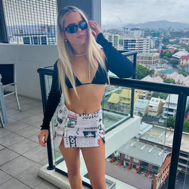 Off-the-shoulder playsuit met krantenprint