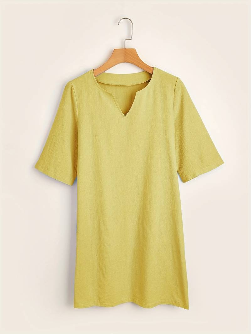 Minimalistische jurk met ingekeepte halslijn