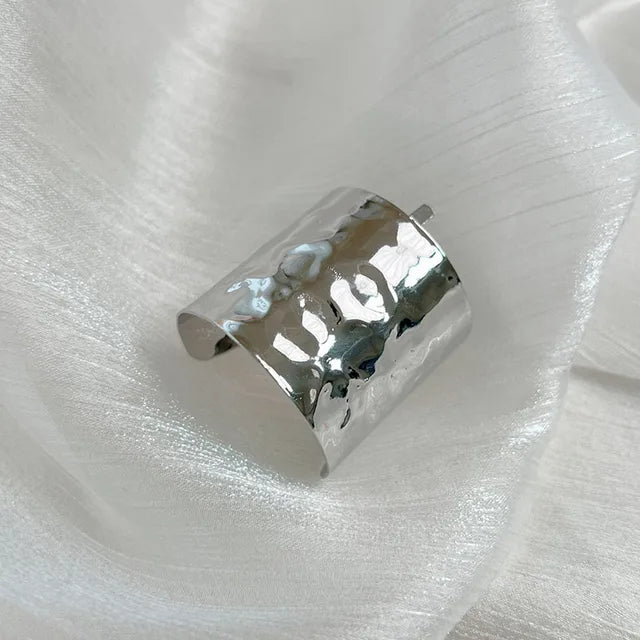 Metalen haarband met sculpturaal ontwerp