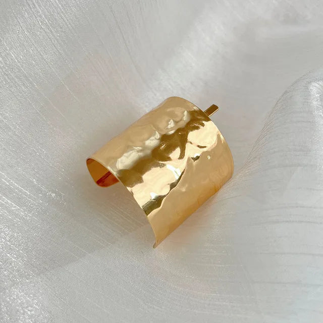 Metalen haarband met sculpturaal ontwerp