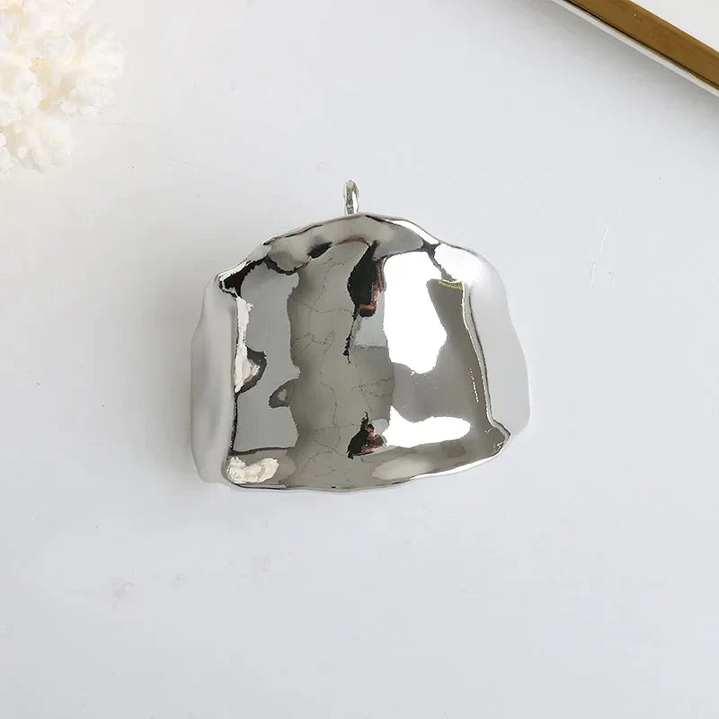 Metalen haarband met sculpturaal ontwerp