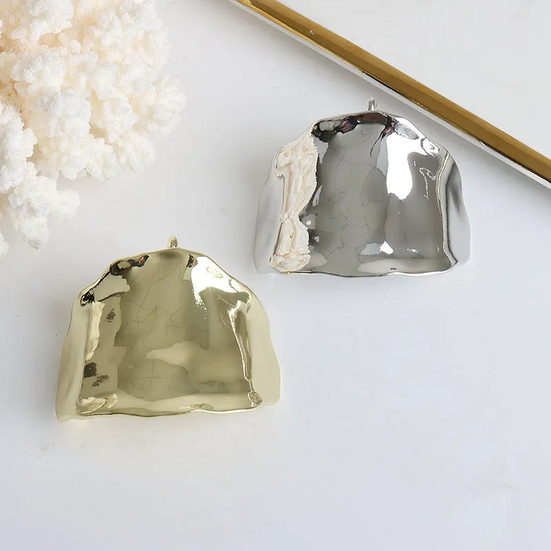 Metalen haarband met sculpturaal ontwerp