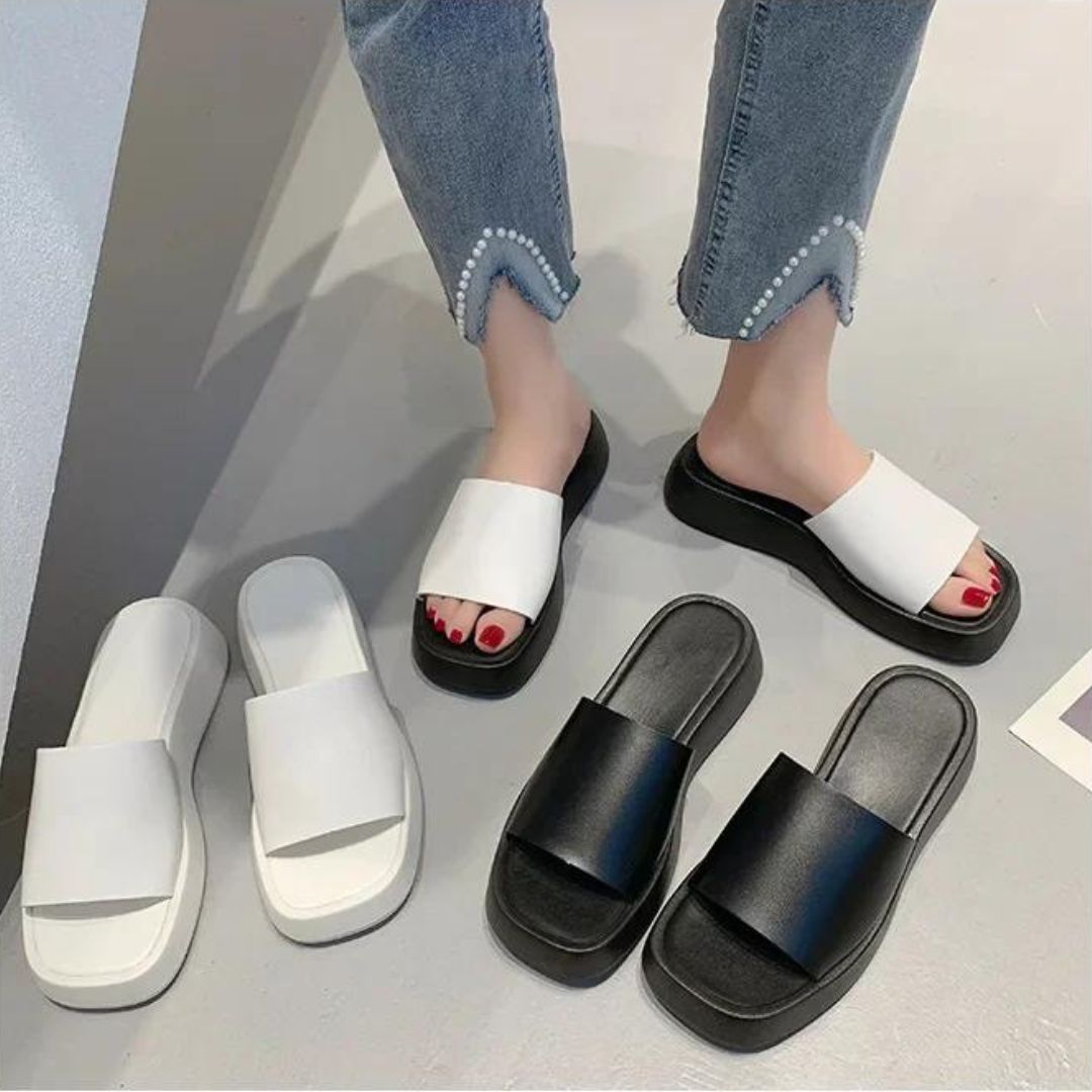 Minimalistische slippers met brede band