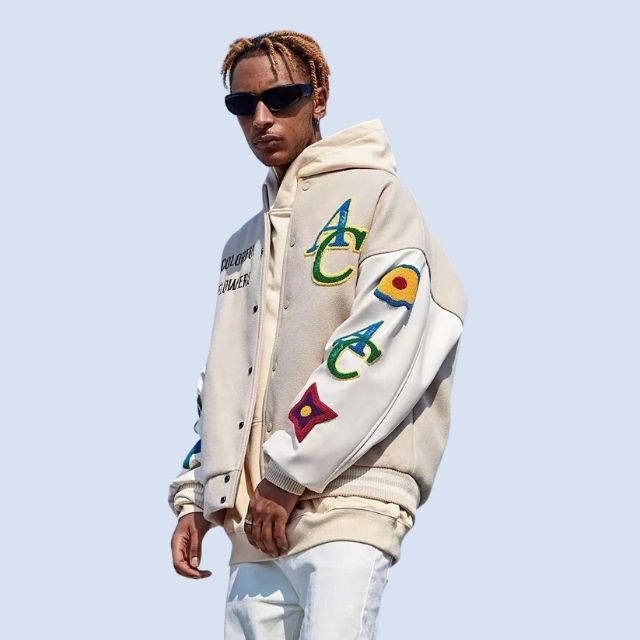 Geborduurde hoodie met kleurrijke letters