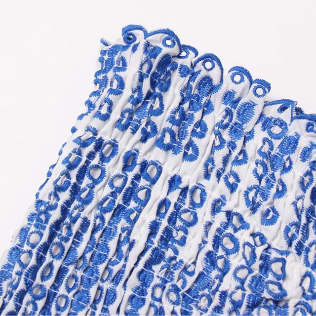 Gerimpelde bandeau minijurk met blauw paisleypatroon