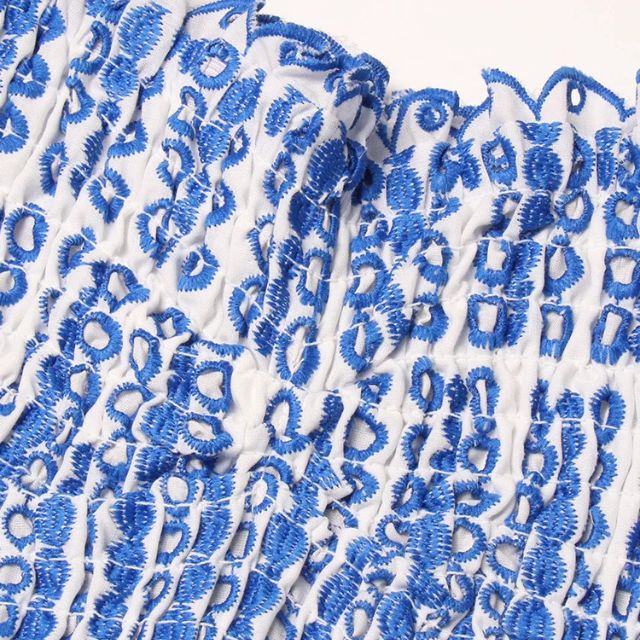 Gerimpelde bandeau minijurk met blauw paisleypatroon