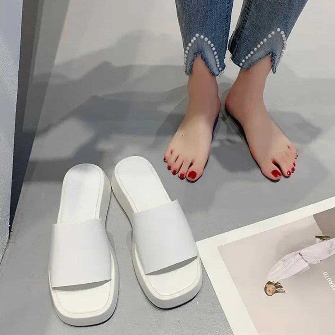 Minimalistische slippers met brede band