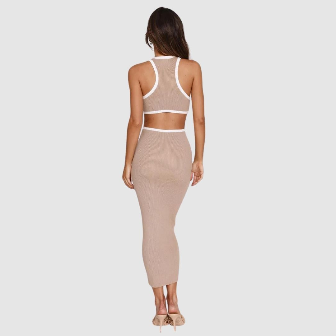 Moderne ribgebreide midi-jurk met cut-out detail