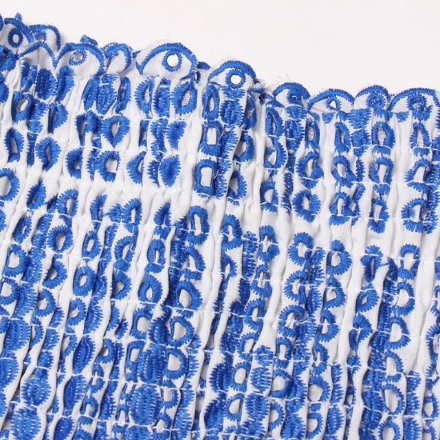 Gerimpelde bandeau minijurk met blauw paisleypatroon