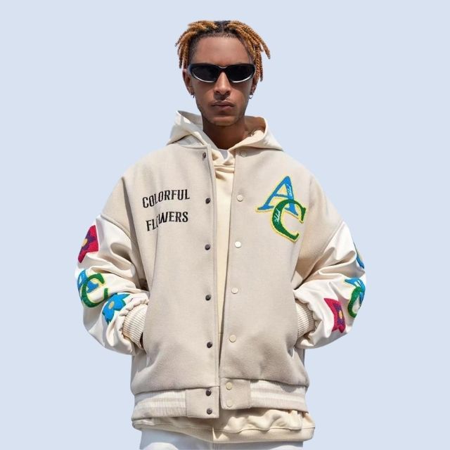 Geborduurde hoodie met kleurrijke letters