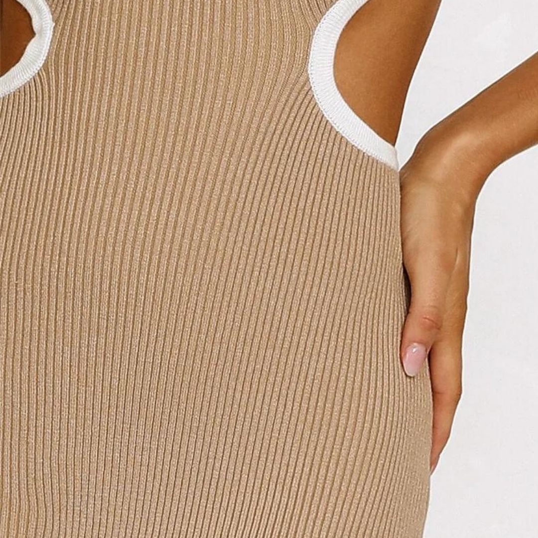Moderne ribgebreide midi-jurk met cut-out detail