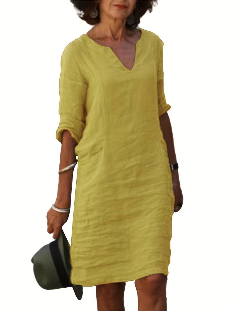 Minimalistische jurk met ingekeepte halslijn