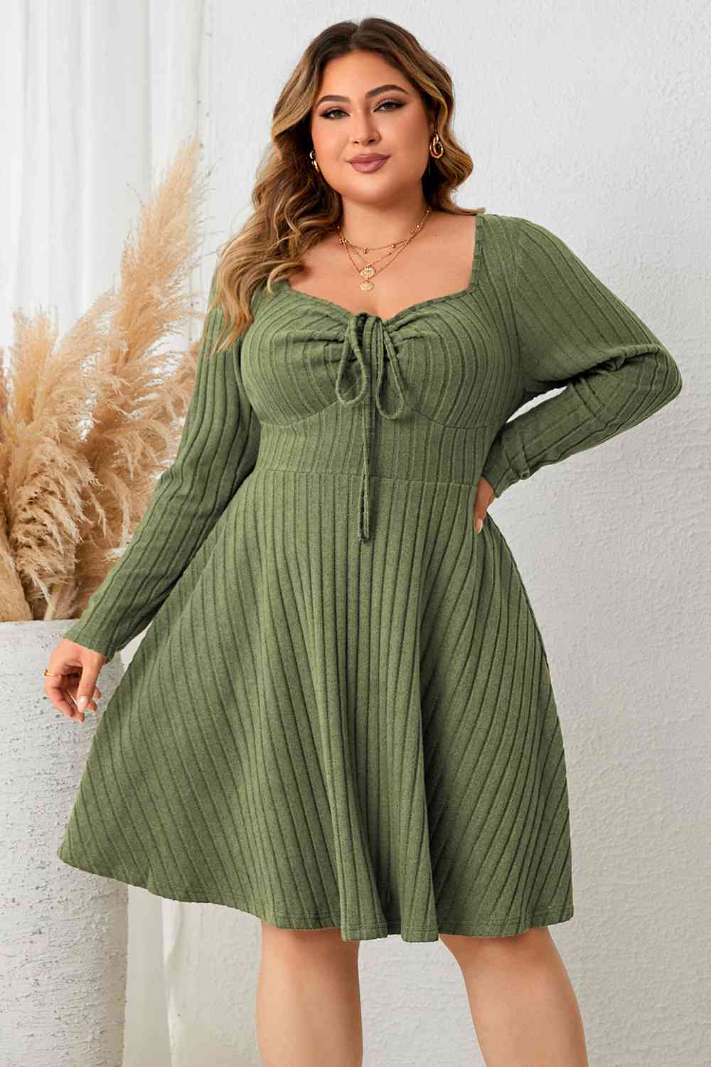 Geribde jurk met sweetheart in plus size