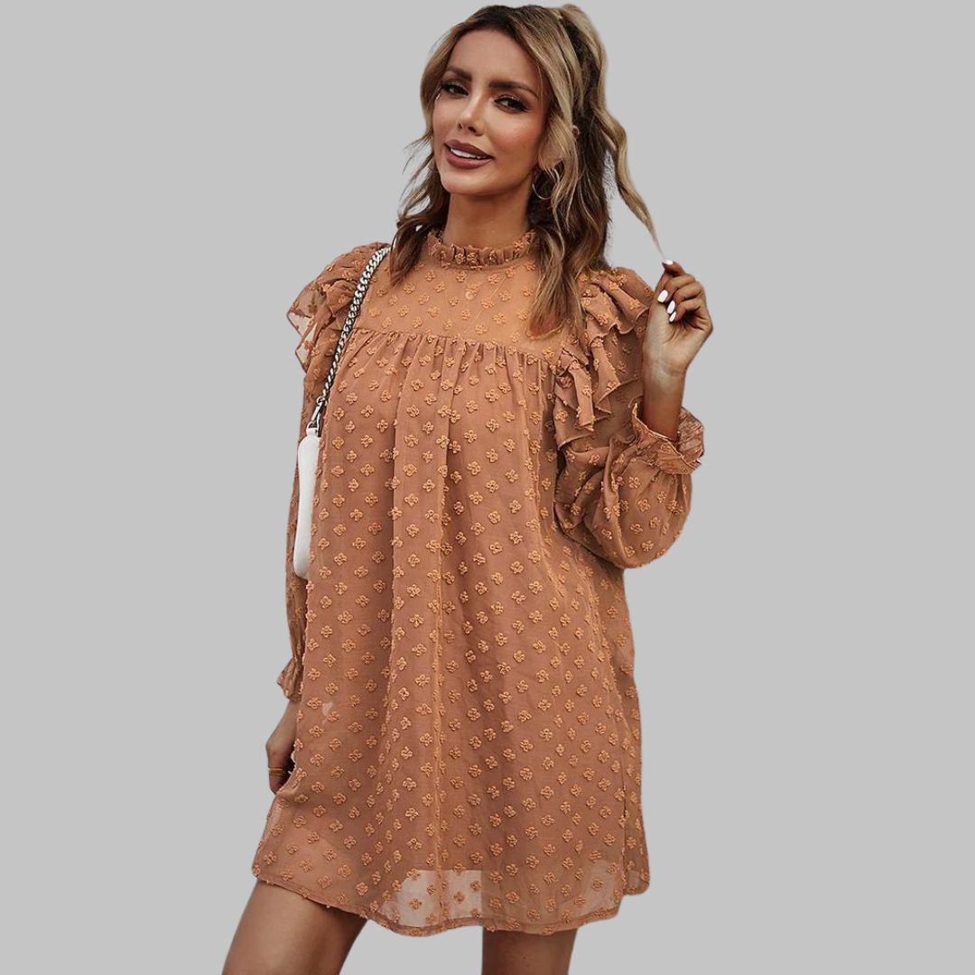 Chique jurk met ruches en geborduurde bloemenaccenten