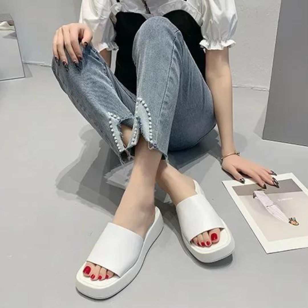 Minimalistische slippers met brede band