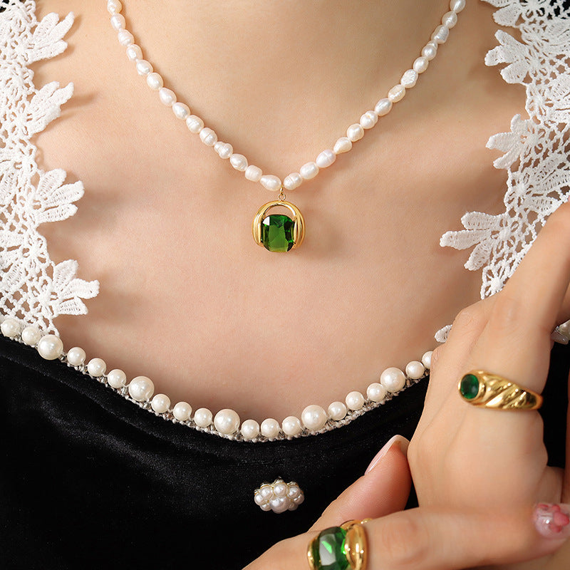 Elegante parelketting met groene zirkoon hanger