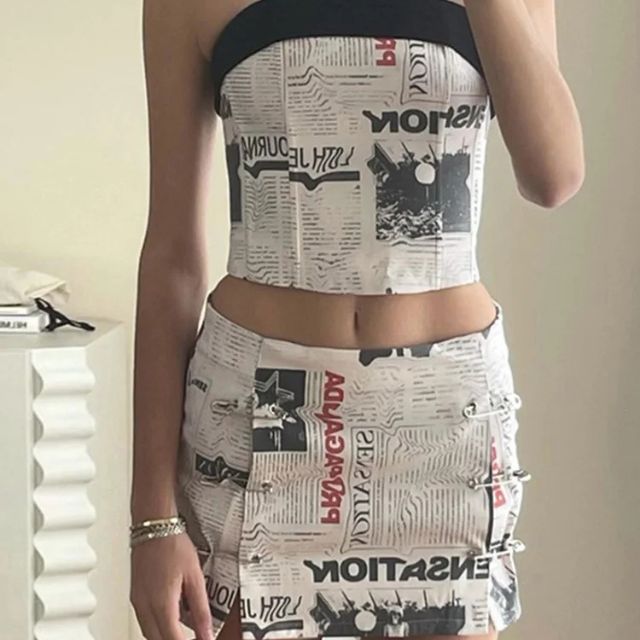 Off-the-shoulder playsuit met krantenprint