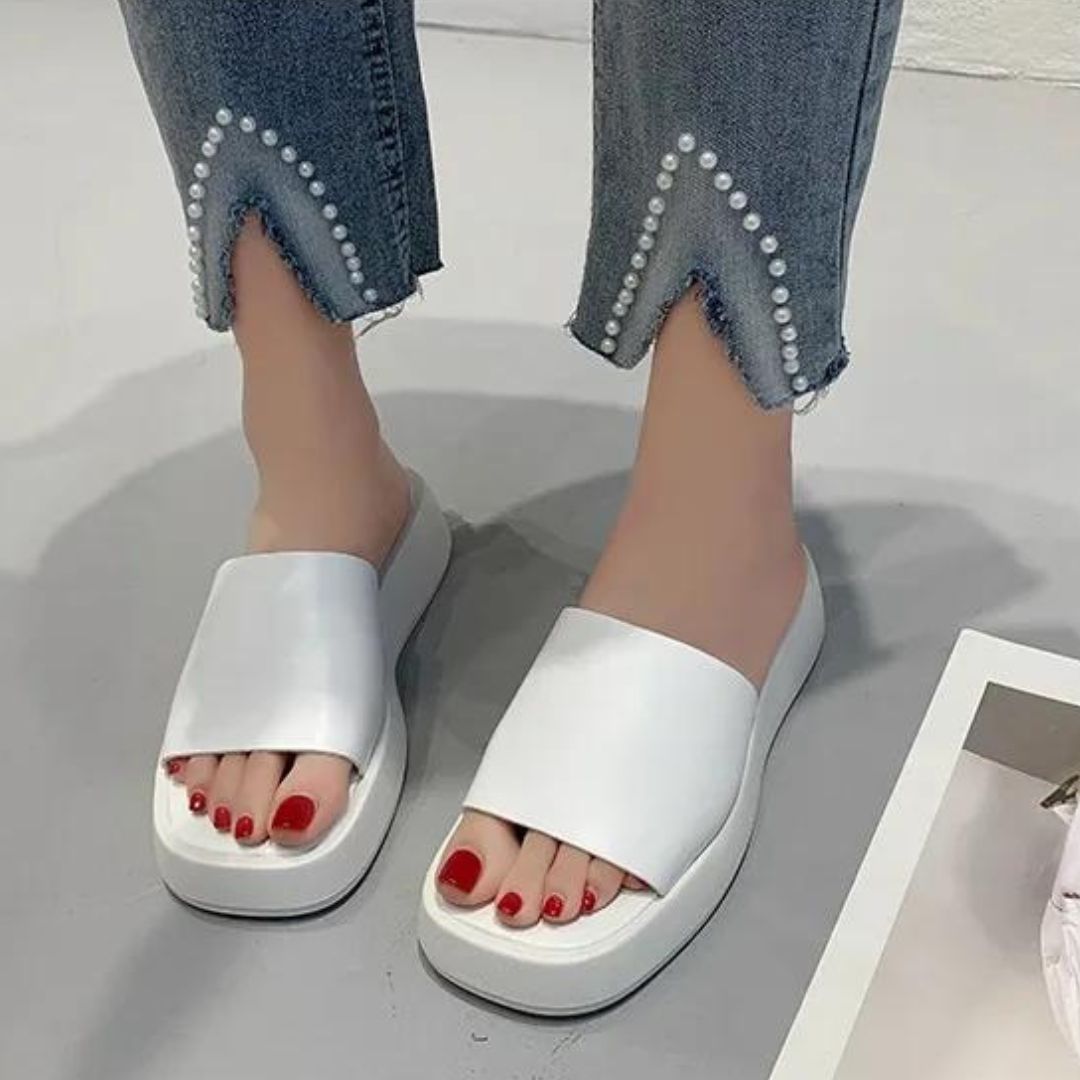 Minimalistische slippers met brede band