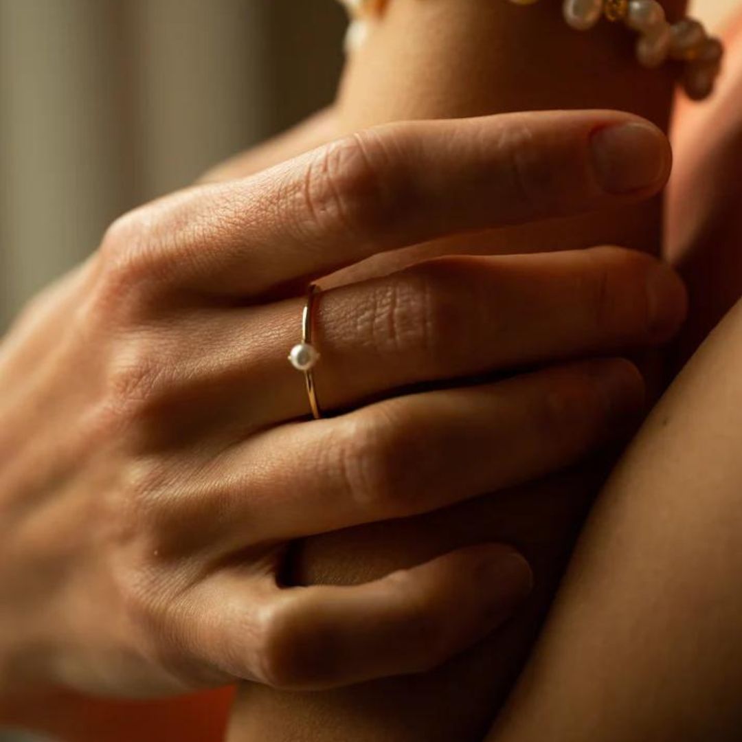 Minimalistische gouden ring met solitaire parel