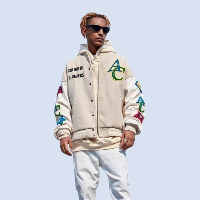 Geborduurde hoodie met kleurrijke letters