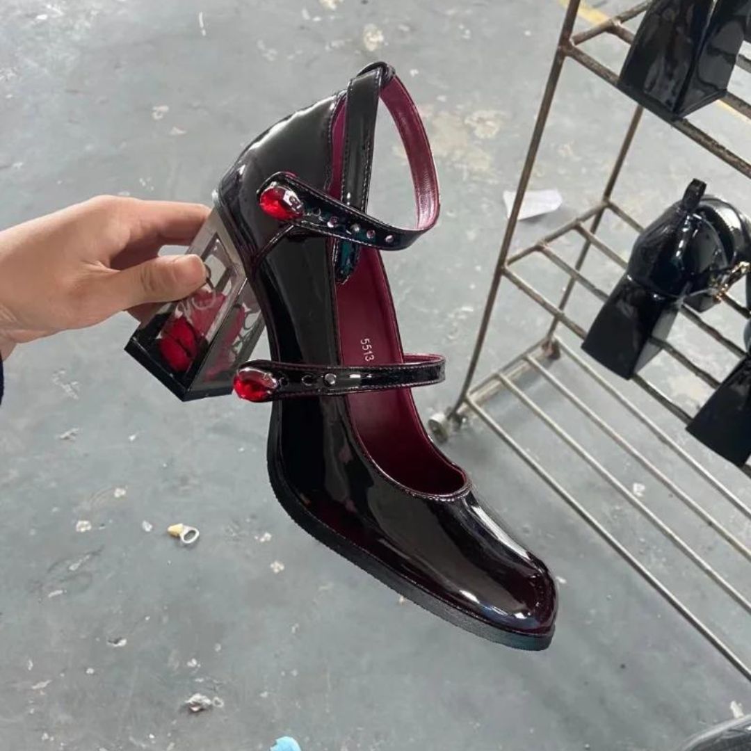 Lakleren pumps met enkelbandje en versierde blokhak