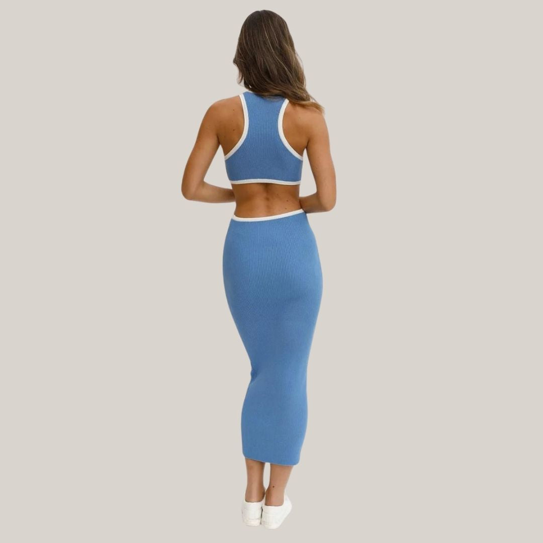 Moderne ribgebreide midi-jurk met cut-out detail
