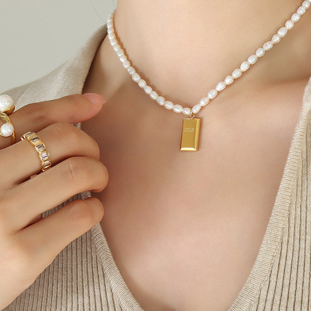 Elegante zoetwaterparelketting met geometrische hanger