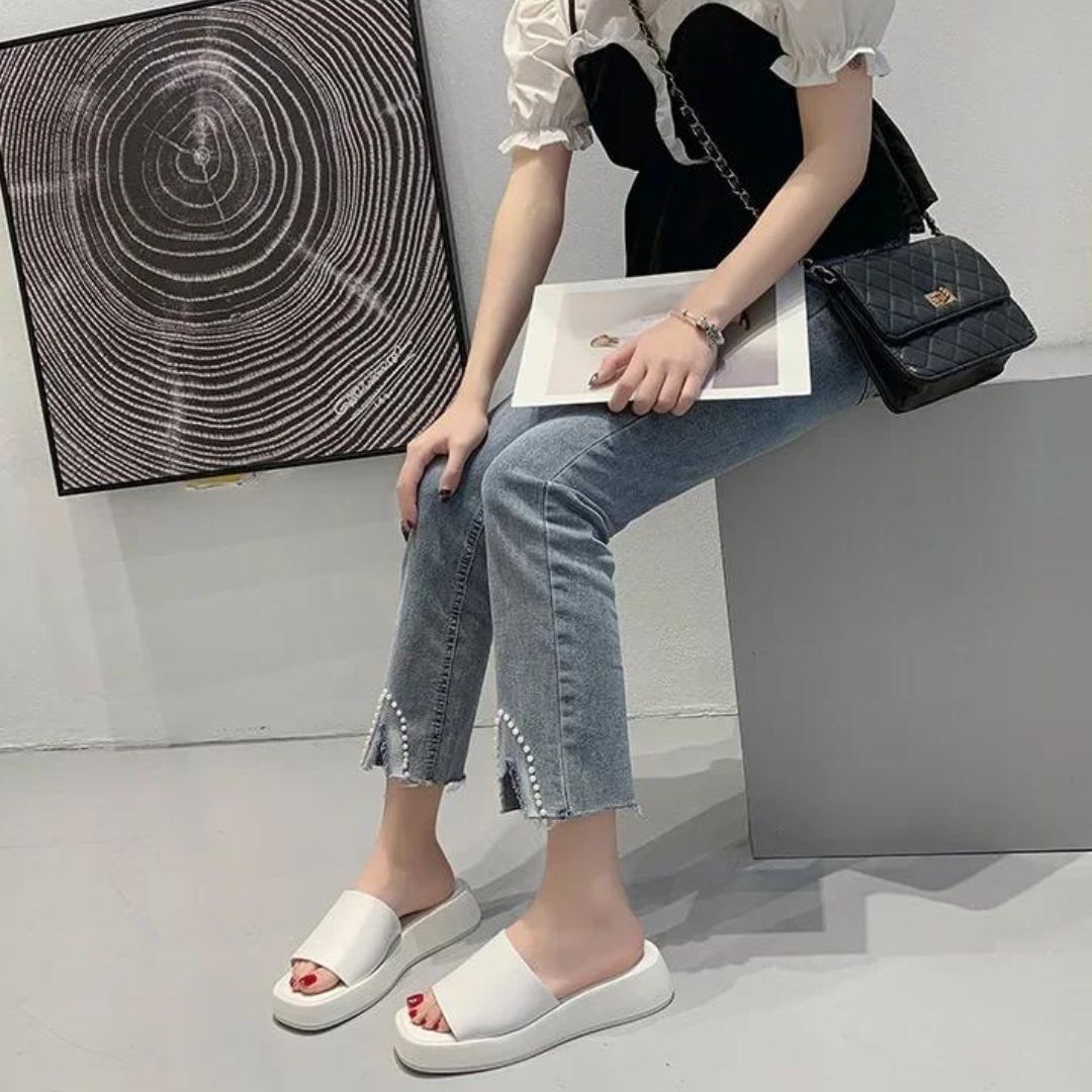 Minimalistische slippers met brede band