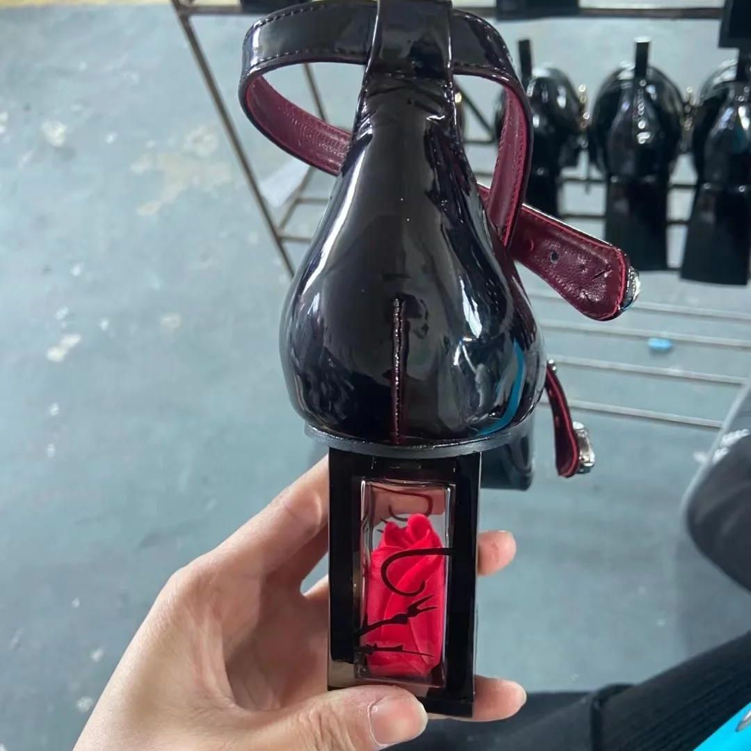 Lakleren pumps met enkelbandje en versierde blokhak