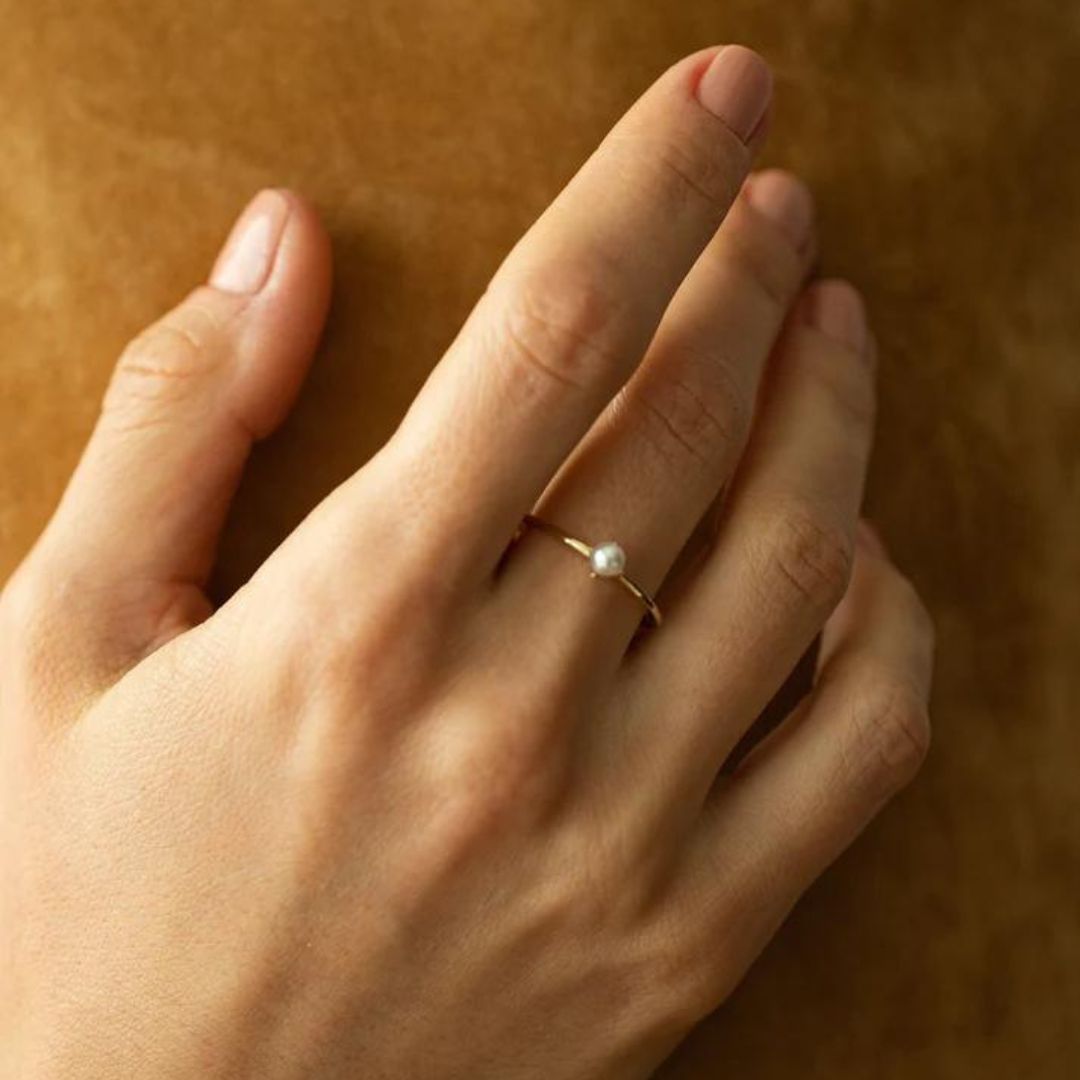 Minimalistische gouden ring met solitaire parel