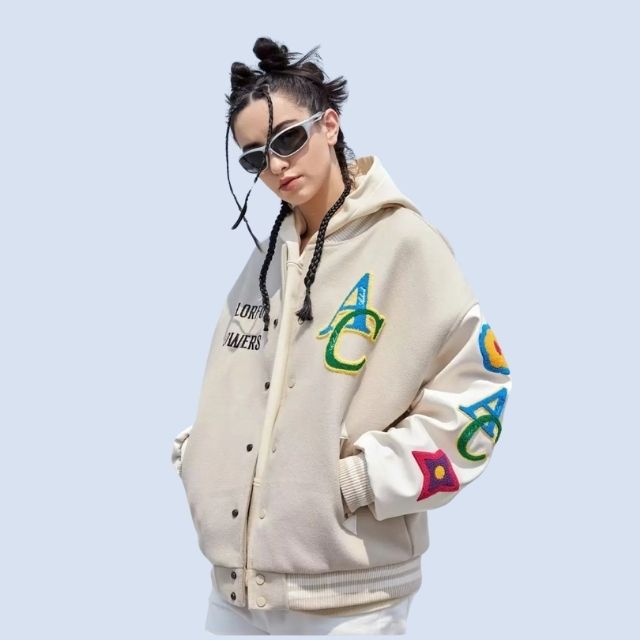 Geborduurde hoodie met kleurrijke letters