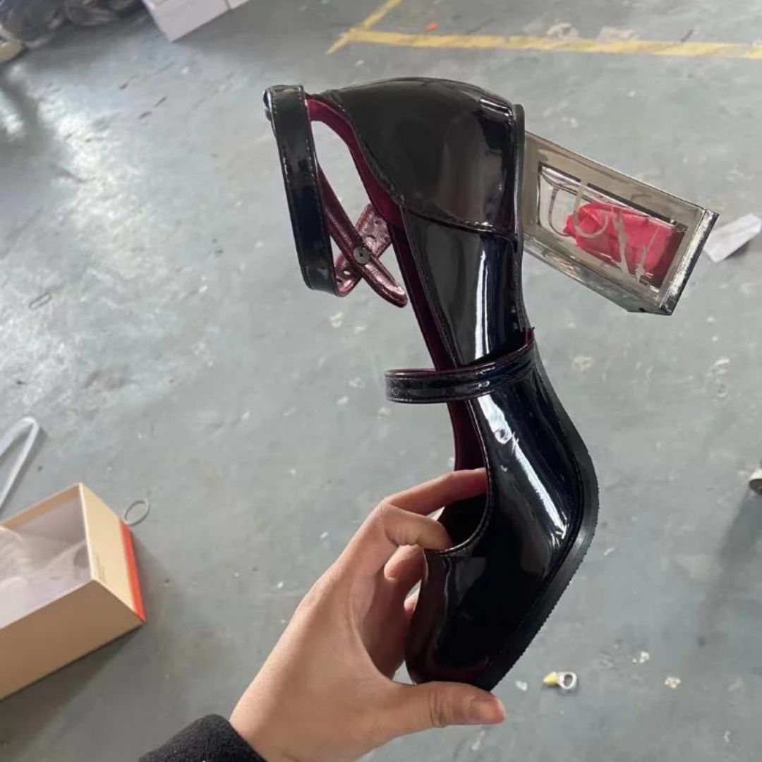 Lakleren pumps met enkelbandje en versierde blokhak