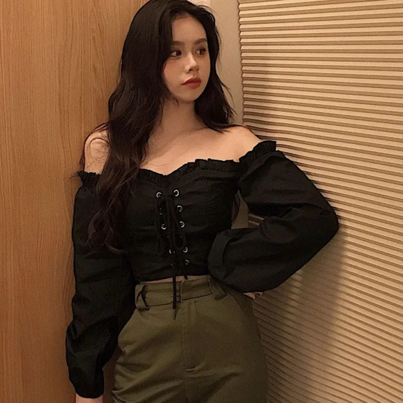 Lentebloes met pofmouwen en vetersluiting