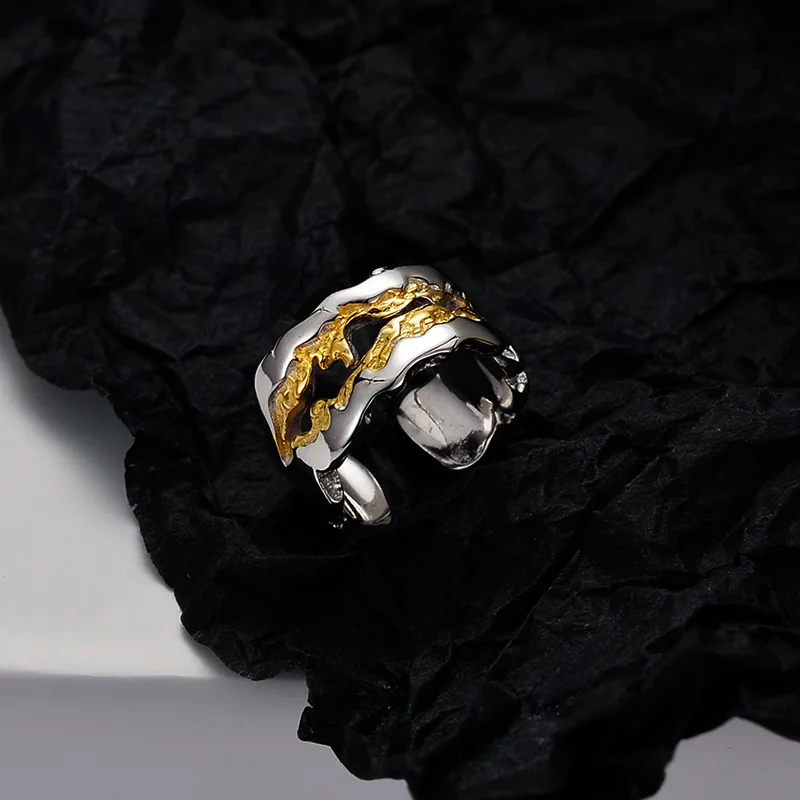 Tweekleurige oorwarmer met kettingdetail