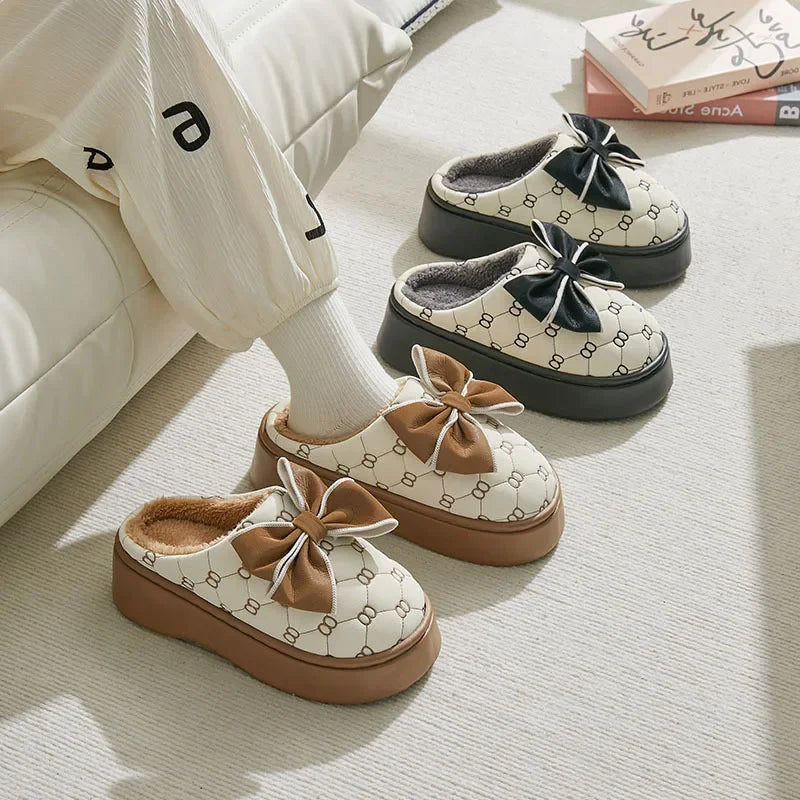 Elegante pantoffels met decoratie en strik