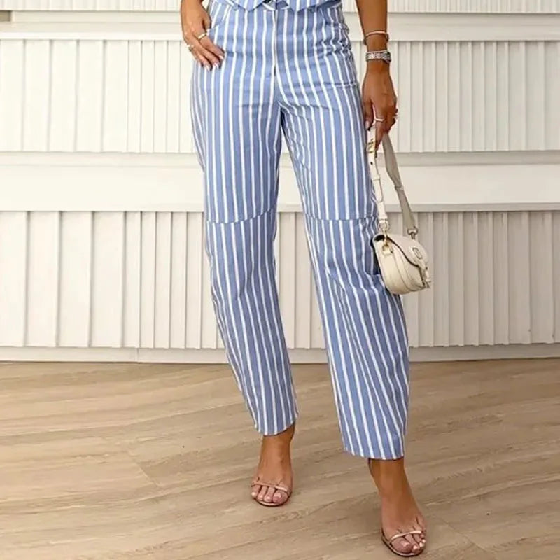 Gestreepte jumpsuit met knoopsluiting en strikceintuur in de taille