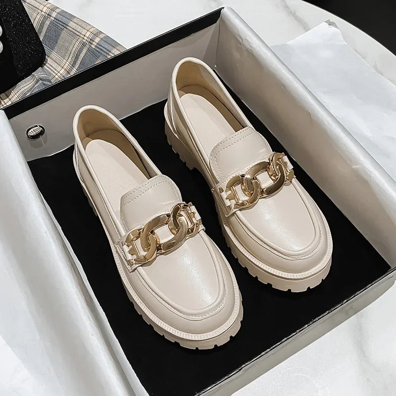 Klassieke loafer met kettingdetail