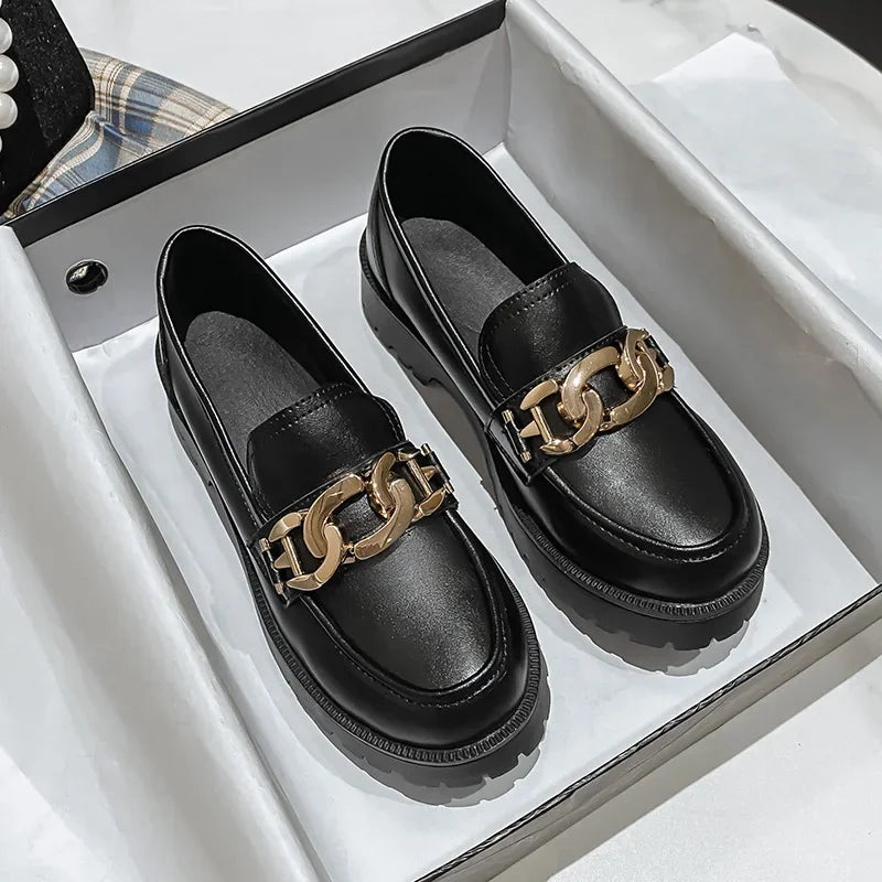 Klassieke loafer met kettingdetail
